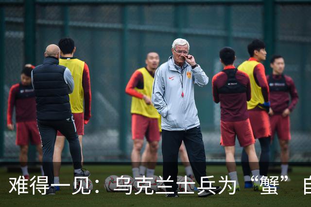 难得一见：乌克兰士兵为“蟹”自行榴弹炮更换炮管 解读其中细节